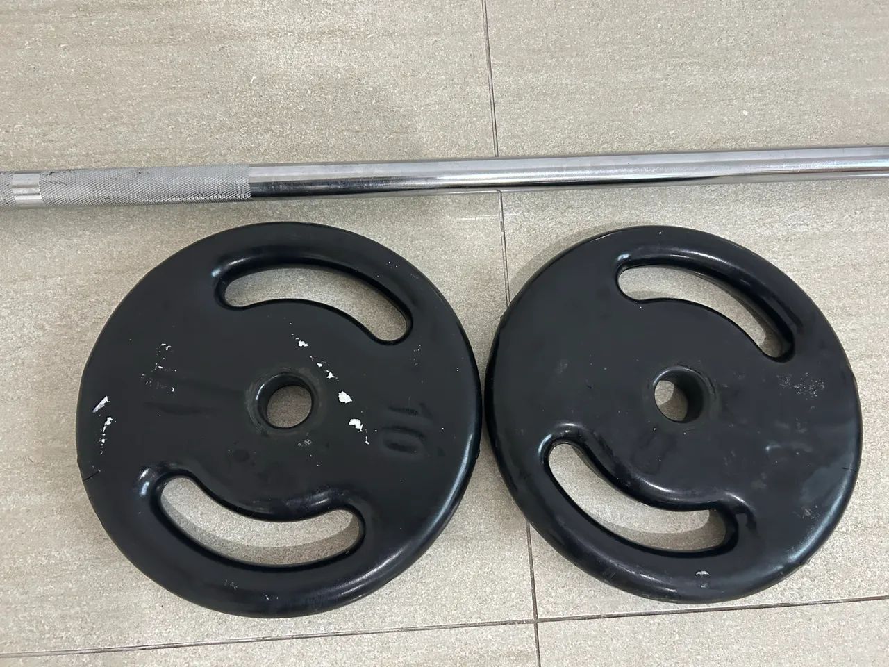 Barra e par de anilhas de 10kg - Foto 3