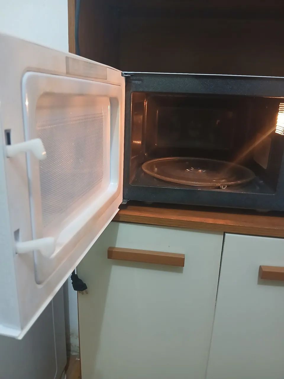 Micro-ondas Midea 20L branco 9 meses de uso - Foto 3