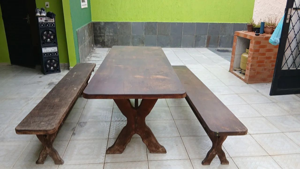 Mesa de madeira. 2.20 x. 080 + 2 bancos