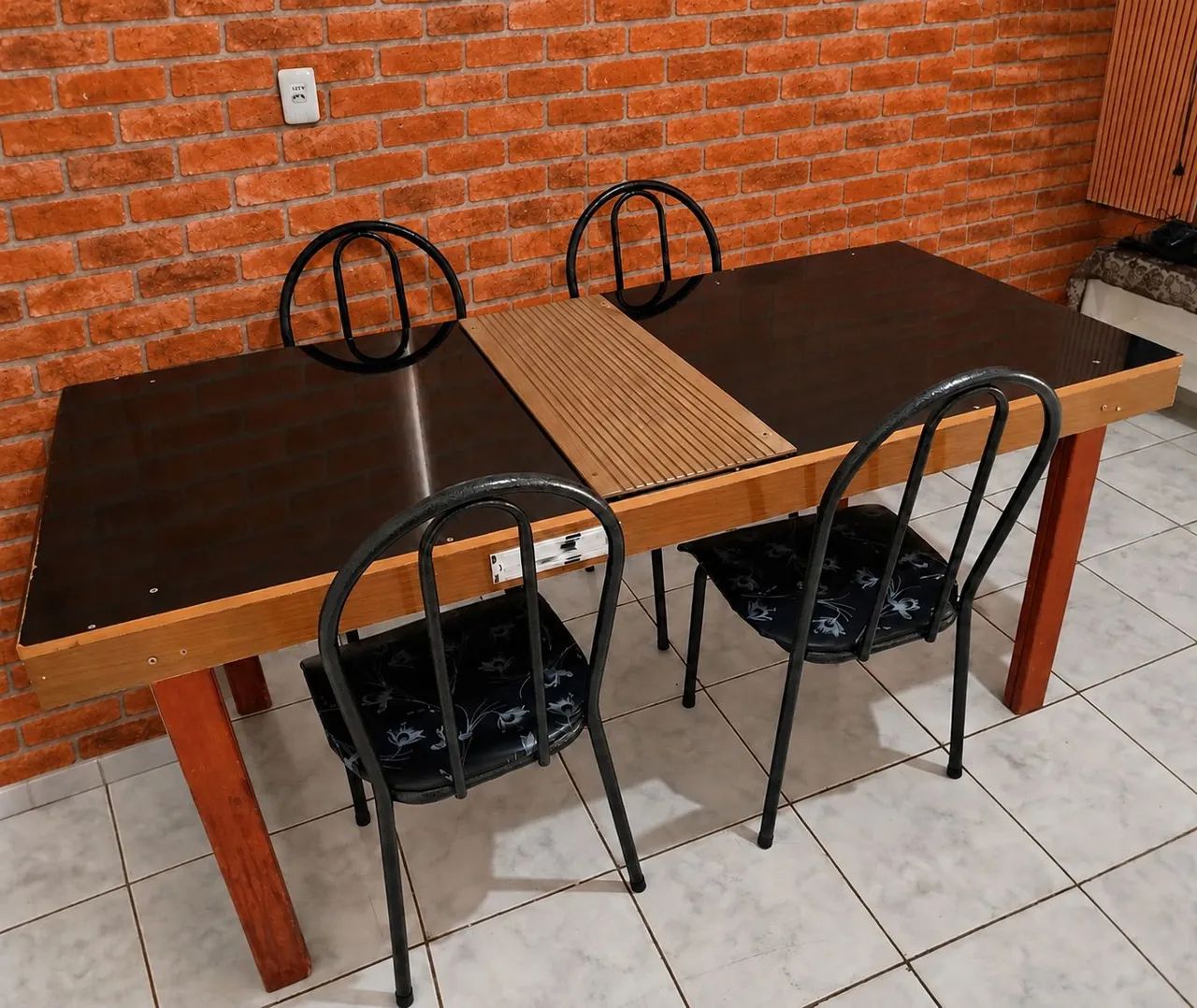 Mesa Semi Nova com 4 Cadeiras: Retirar no Aero Rancho!  - Foto 3