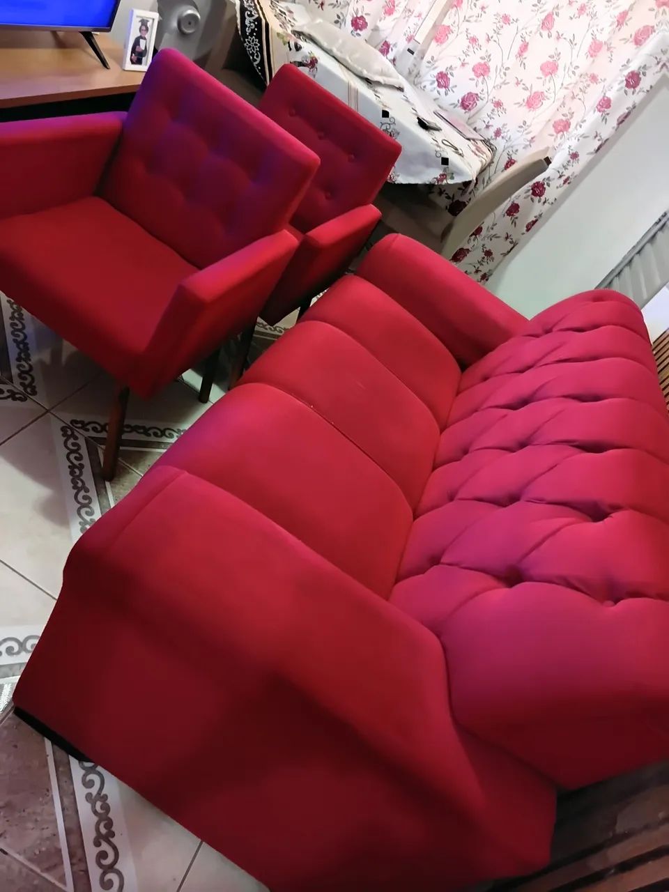Um sofa di 3 lugsres 2 protonas 