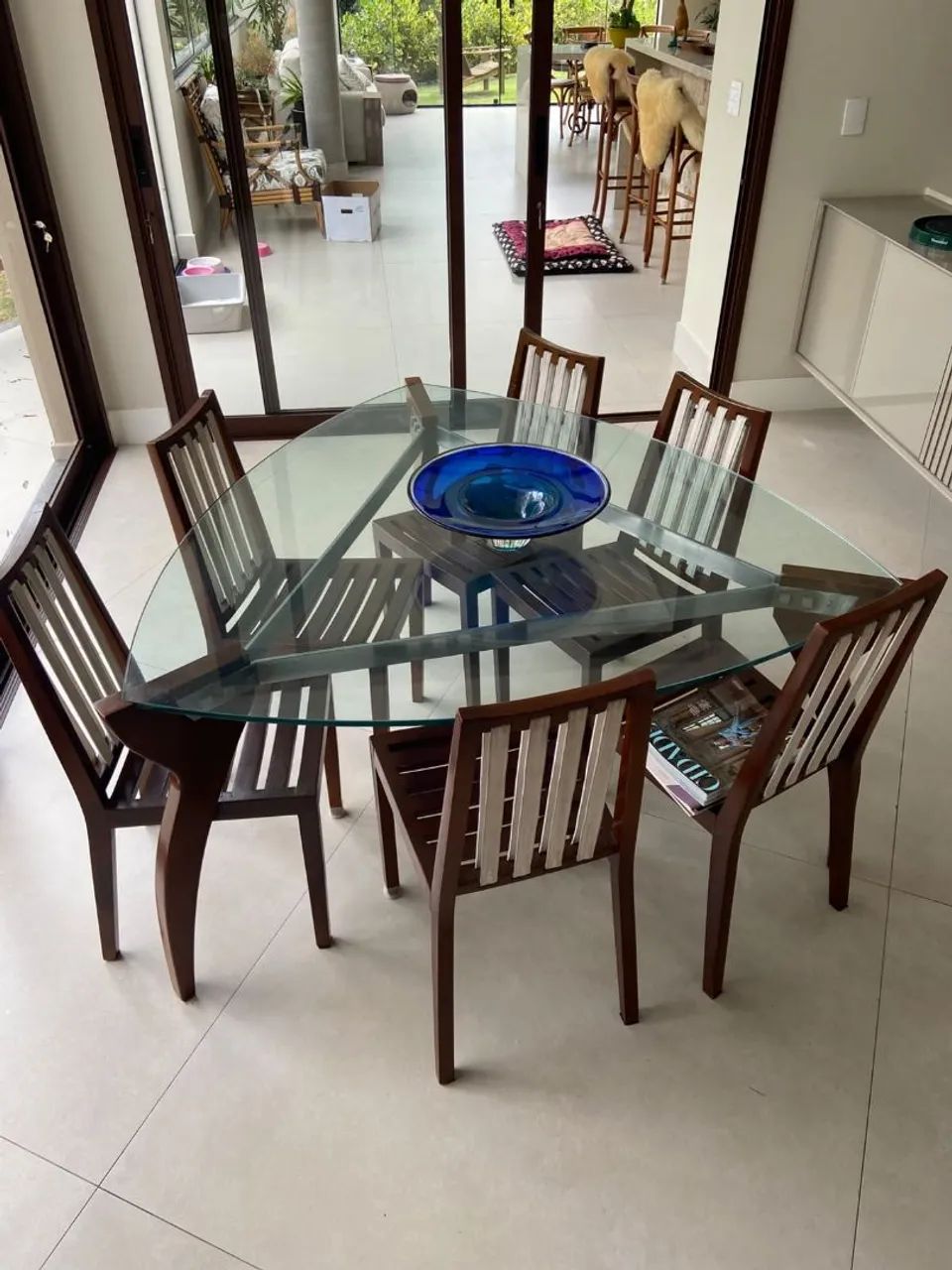 Mesa triangular nova tampo de vidro com 6 cadeiras base metálica e madeira