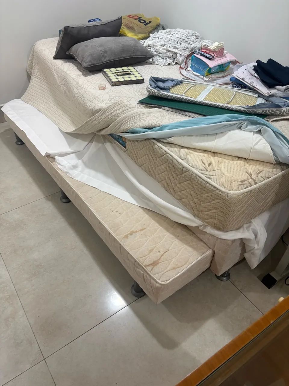 Cama de solteirão com cama auxiliar 