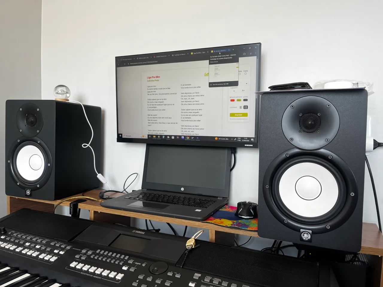 PAR DE MONITORES HS7 SEMI NOVOS