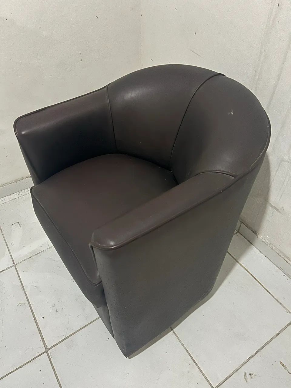 VENDO CADEIRA DO PAPAI EM COURO , PERFEITO ESTADO SEM AVARIAS , VALOR 130,00