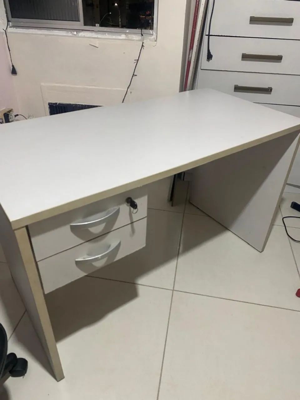 Mesa de escritório com duas gavetas 