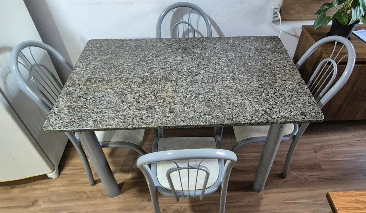 Mesa tampo granito 4 cadeiras - Foto 2