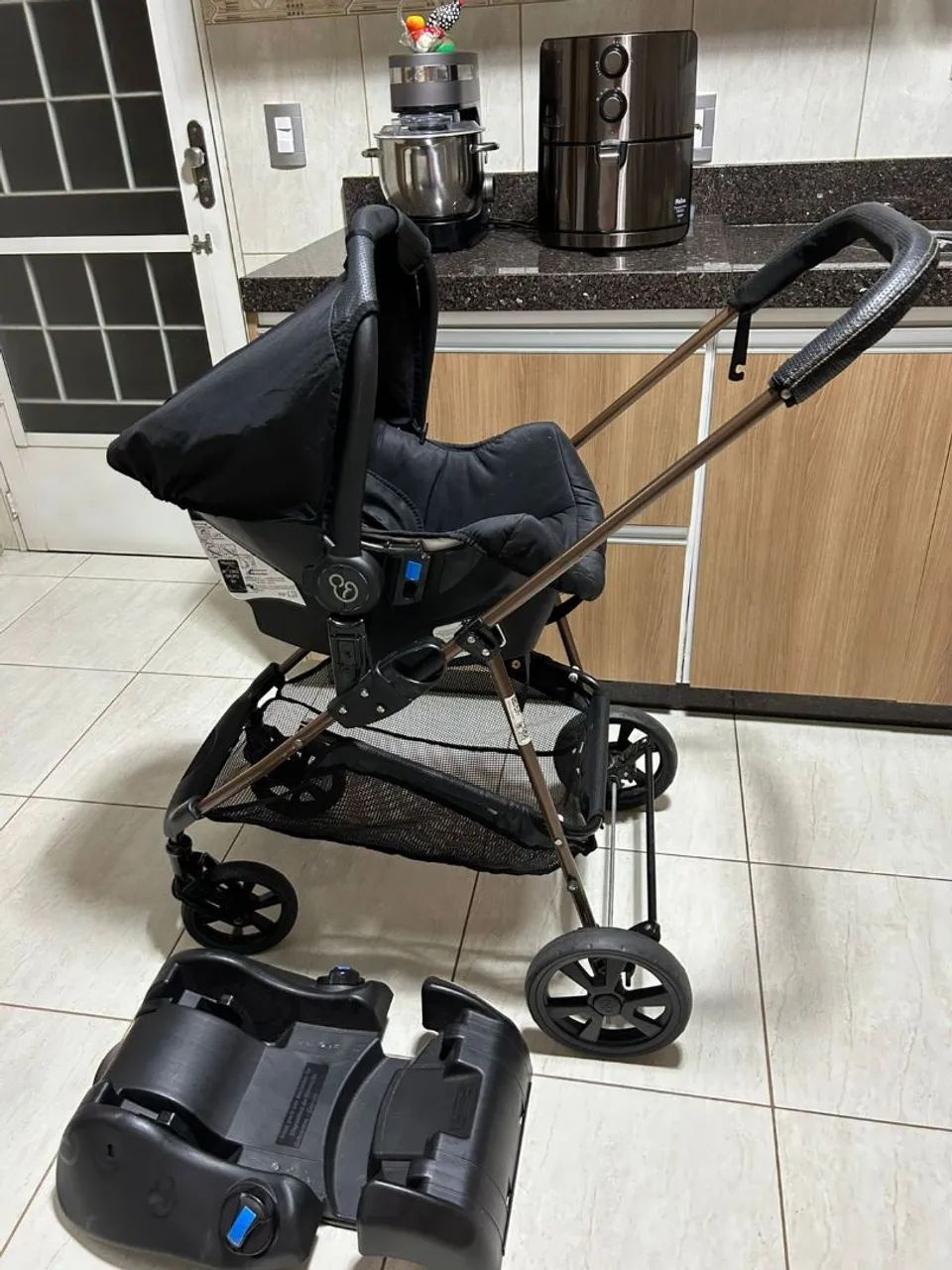 Carrinho de bebê Moisés com bebê conforto e base veícular  - Foto 2