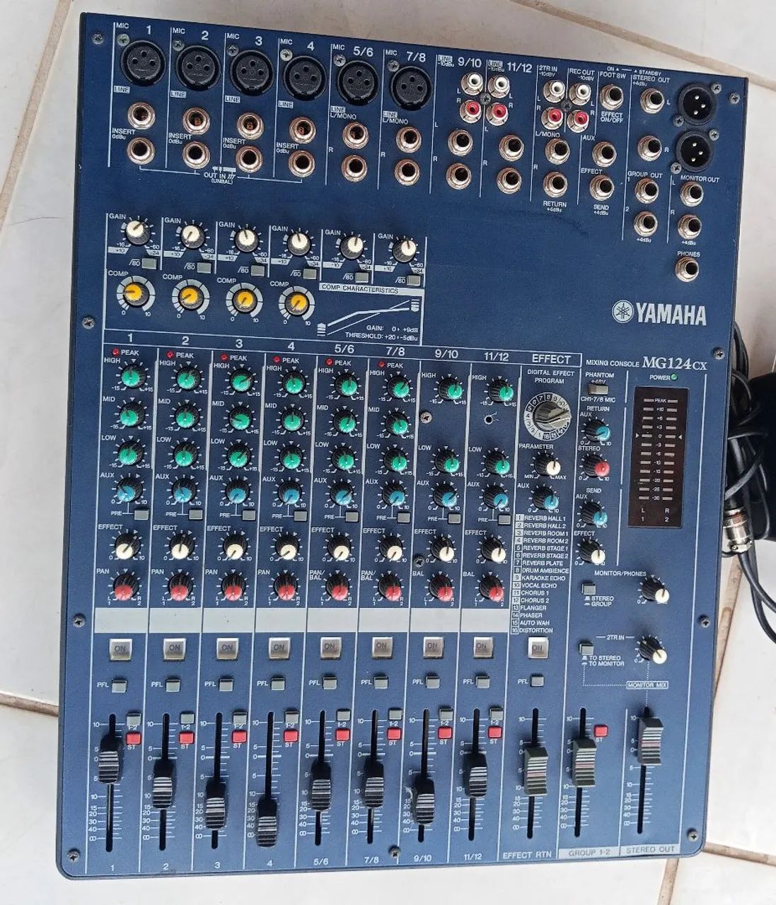 Mesa de som Yamaha mg124cx.