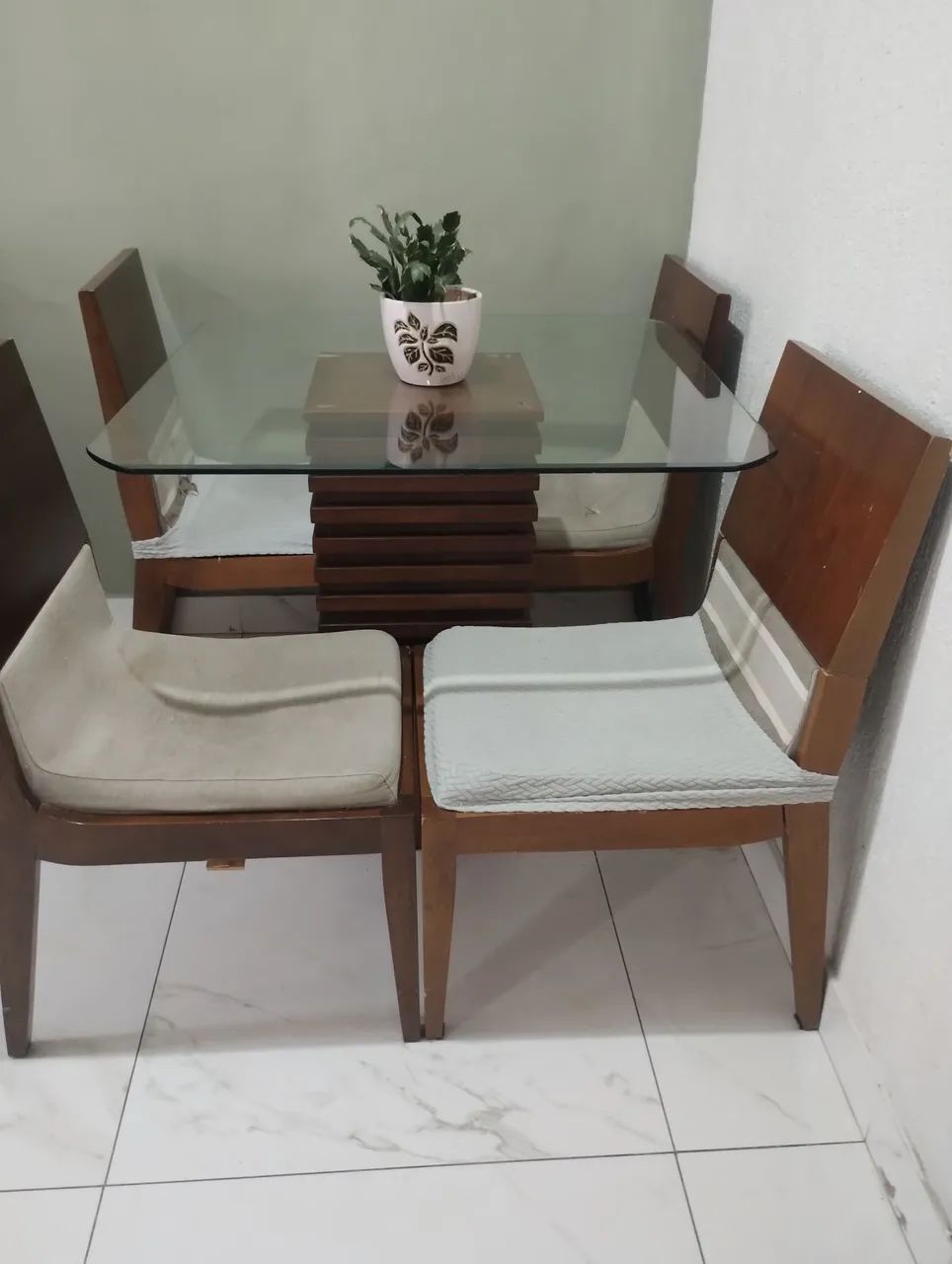 Mesa 4 cadeiras com avarias 