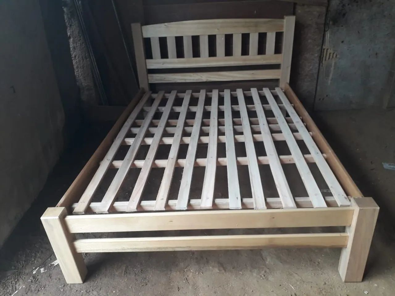 Cama de casal de madeira maciça - Foto 4