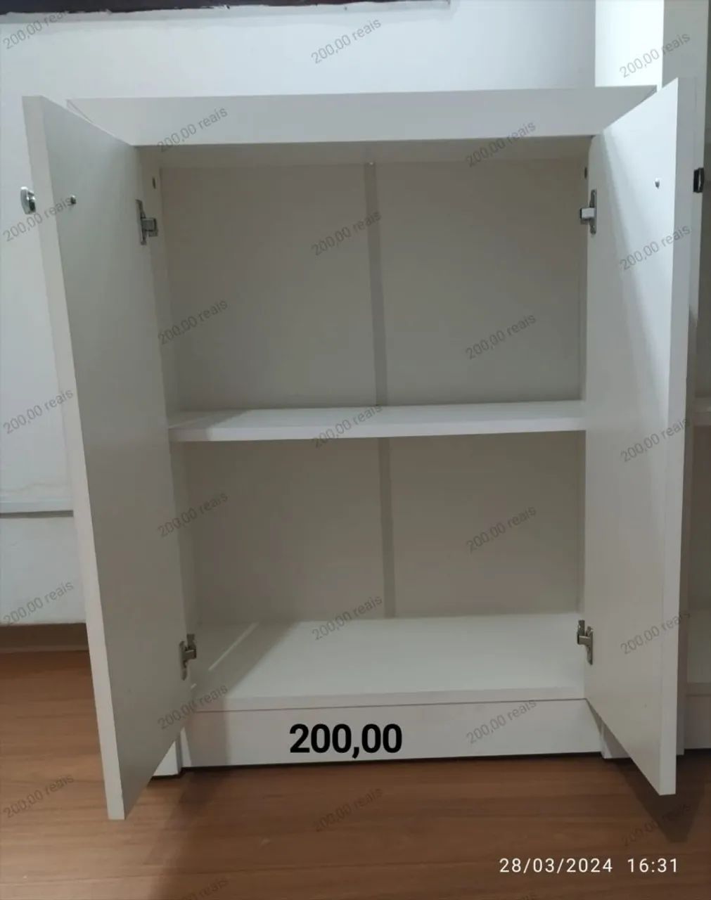 Armário com uma divisória e 2 portas