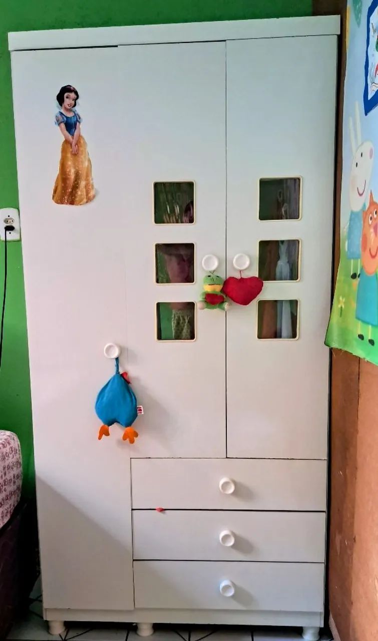 Um guarda roupa 