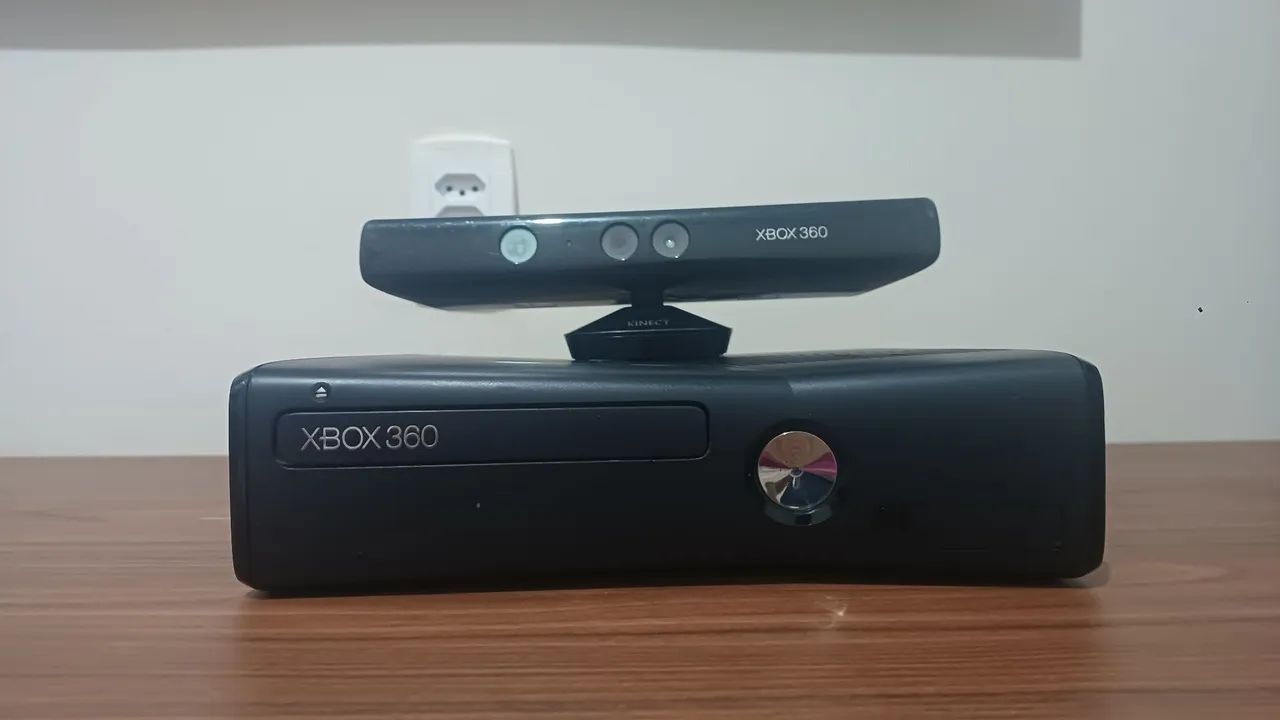 Xbox 360 com 2 controles - Desbloqueado e zerado