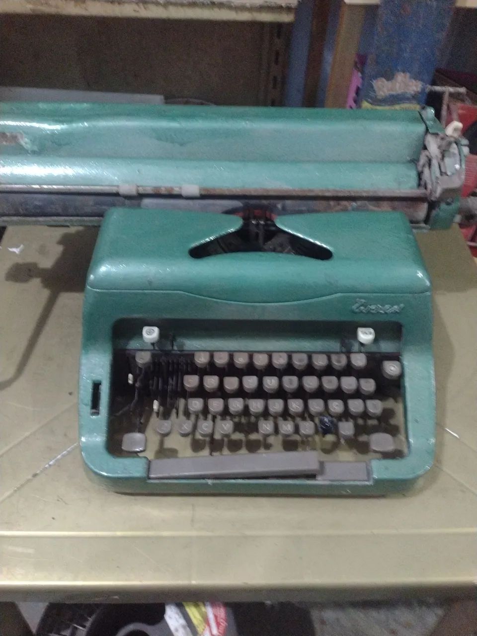 Máquina de escrever Everest antiga