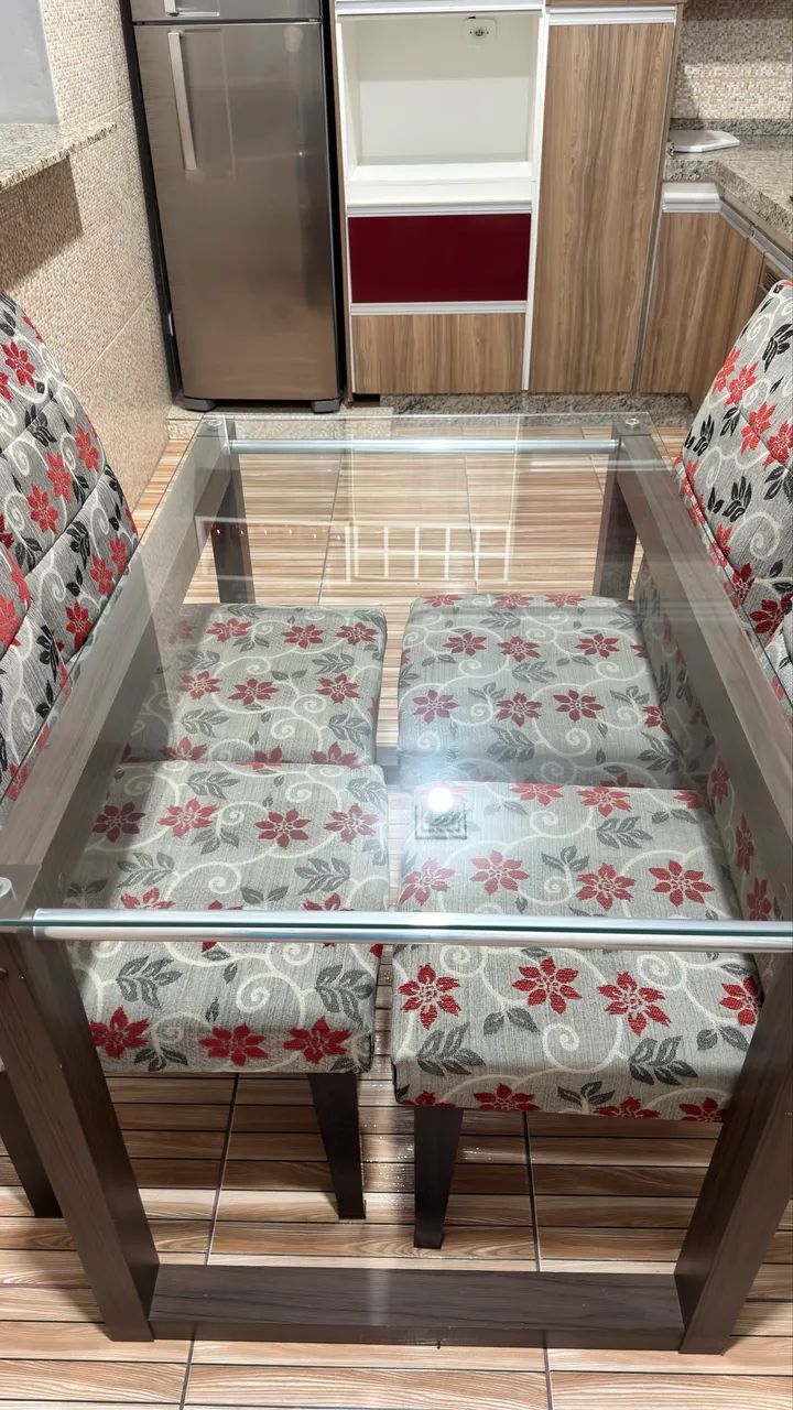 Mesa de vidro com 4 cadeiras floridas  - Foto 2