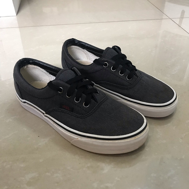 vans cinza com preto
