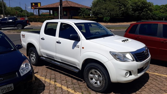 VENDE SE UMA HILUX ANO 2013/13 COMPLETA