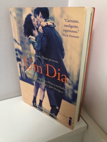 Um dia - David Nicholls capa comum - Foto 2