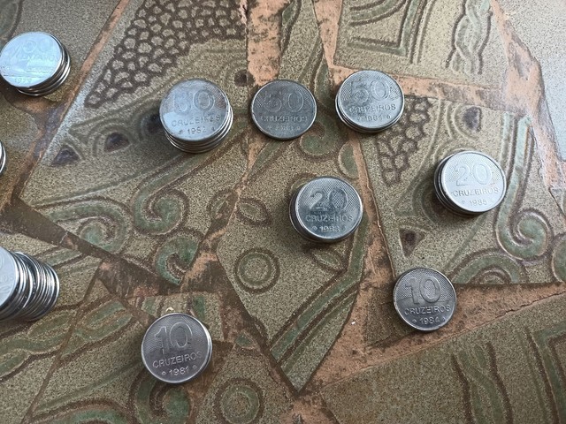 Moedas antigas, tem beija-flor.