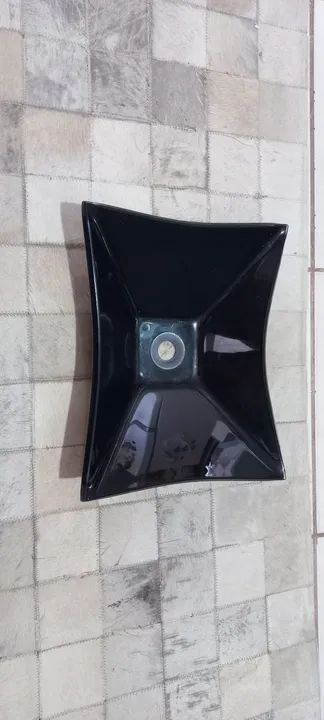 Lavatório de banheiro em vidro preto de sobrepor. 