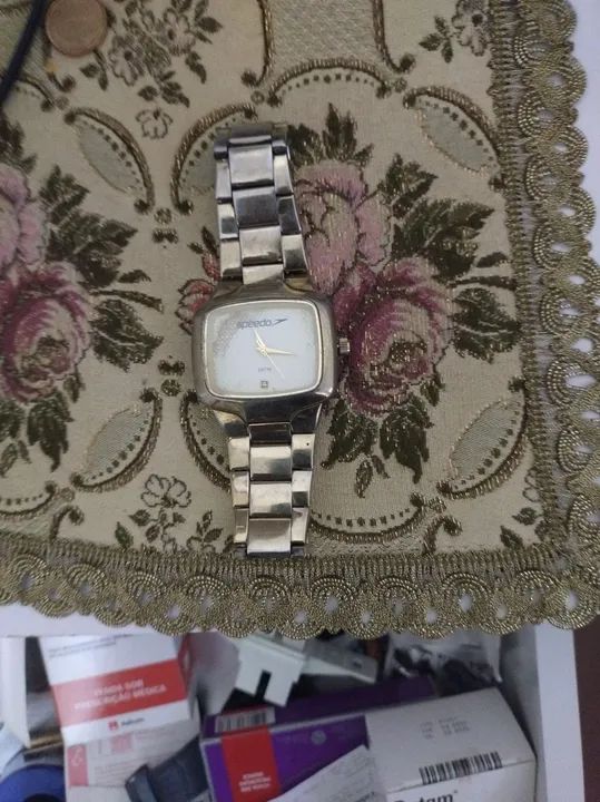Vendo um relógio ? dourado quartis 