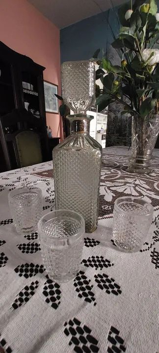 Antiga licoreira de vidro com copos