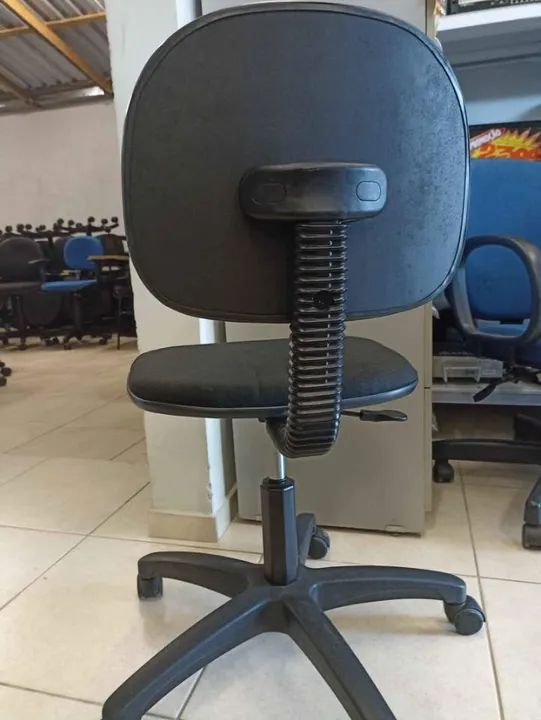 Cadeira de Escritório com Rodinhas Preta Excelente Estado por apenas 160,00 - Foto 2