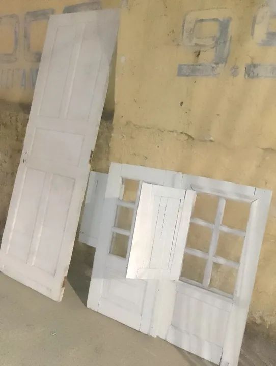 Porta e janela de Massaranduba porta 2e10c por 70. Janela 1 por 1 metro