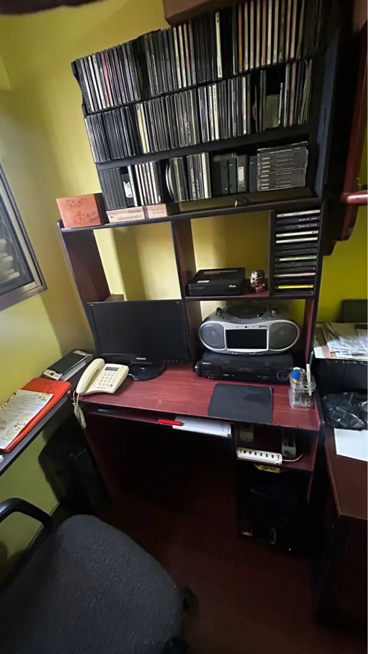 Mesa com gaveteiro