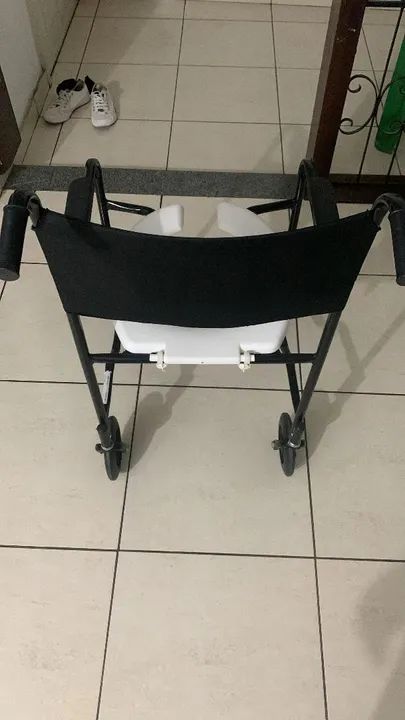 Cadeira de rodas com sanitário - ideal para idosos - Foto 2