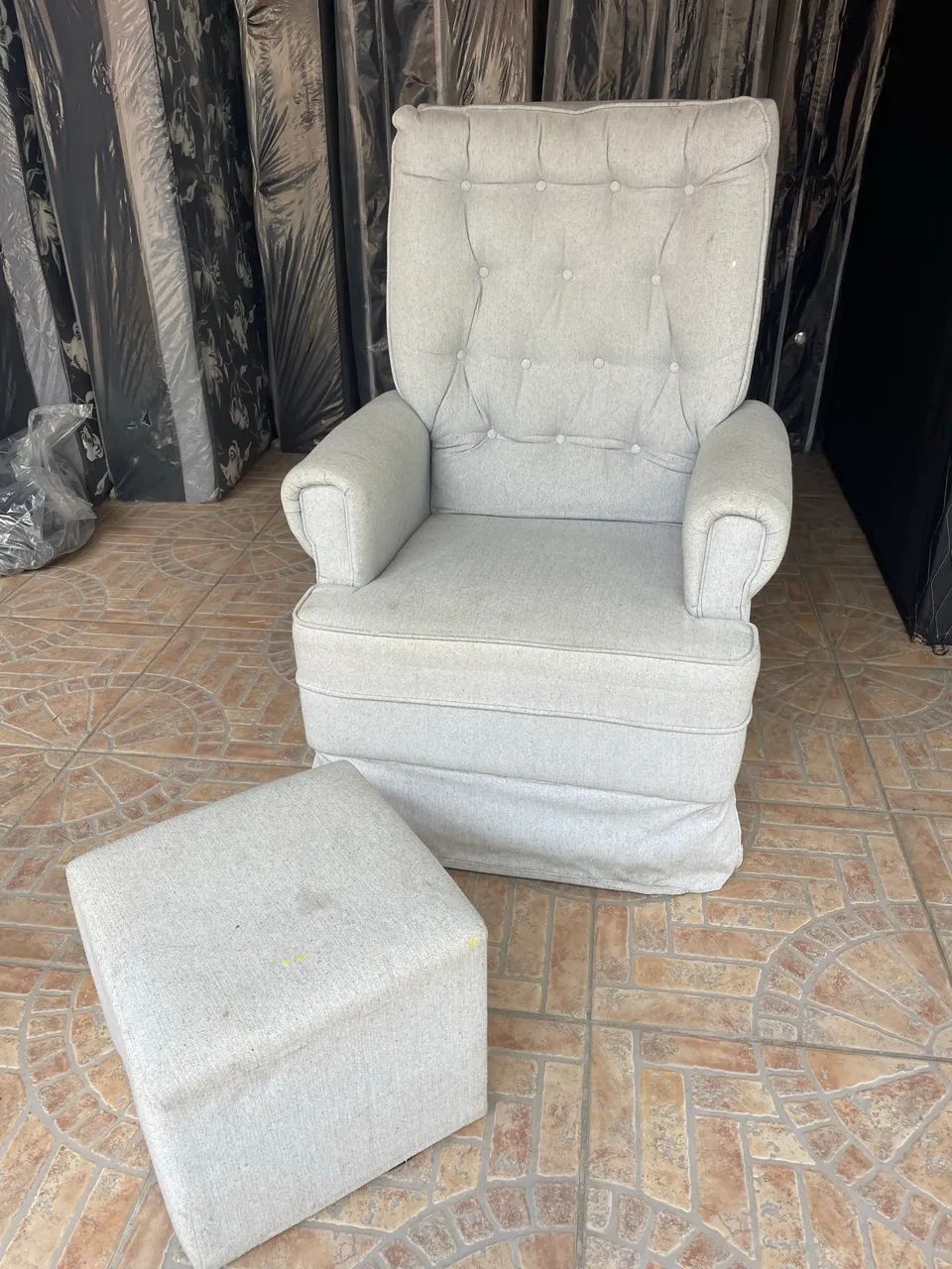 Poltrona + puff 64618083334147123