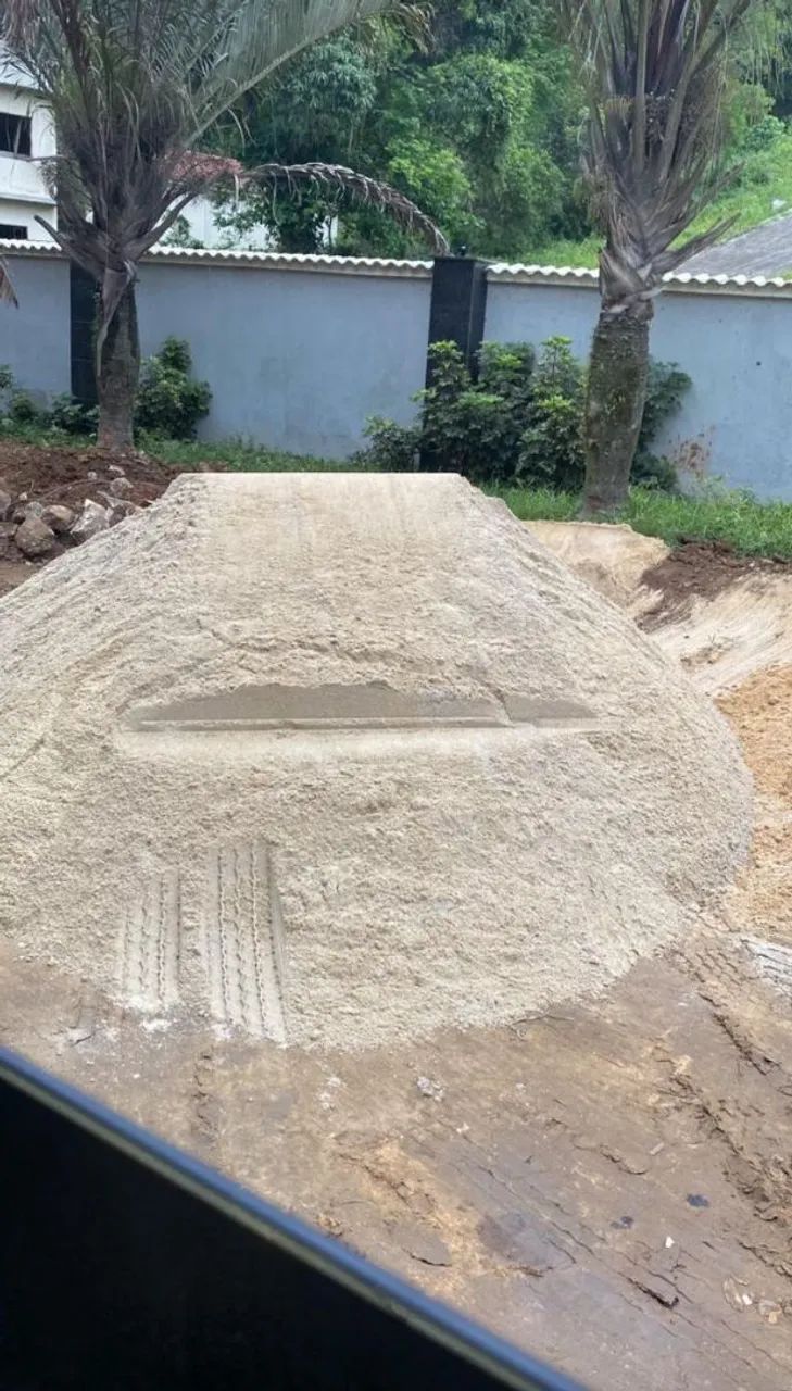 Caminhão fechado de areia lavada para obra 14m³