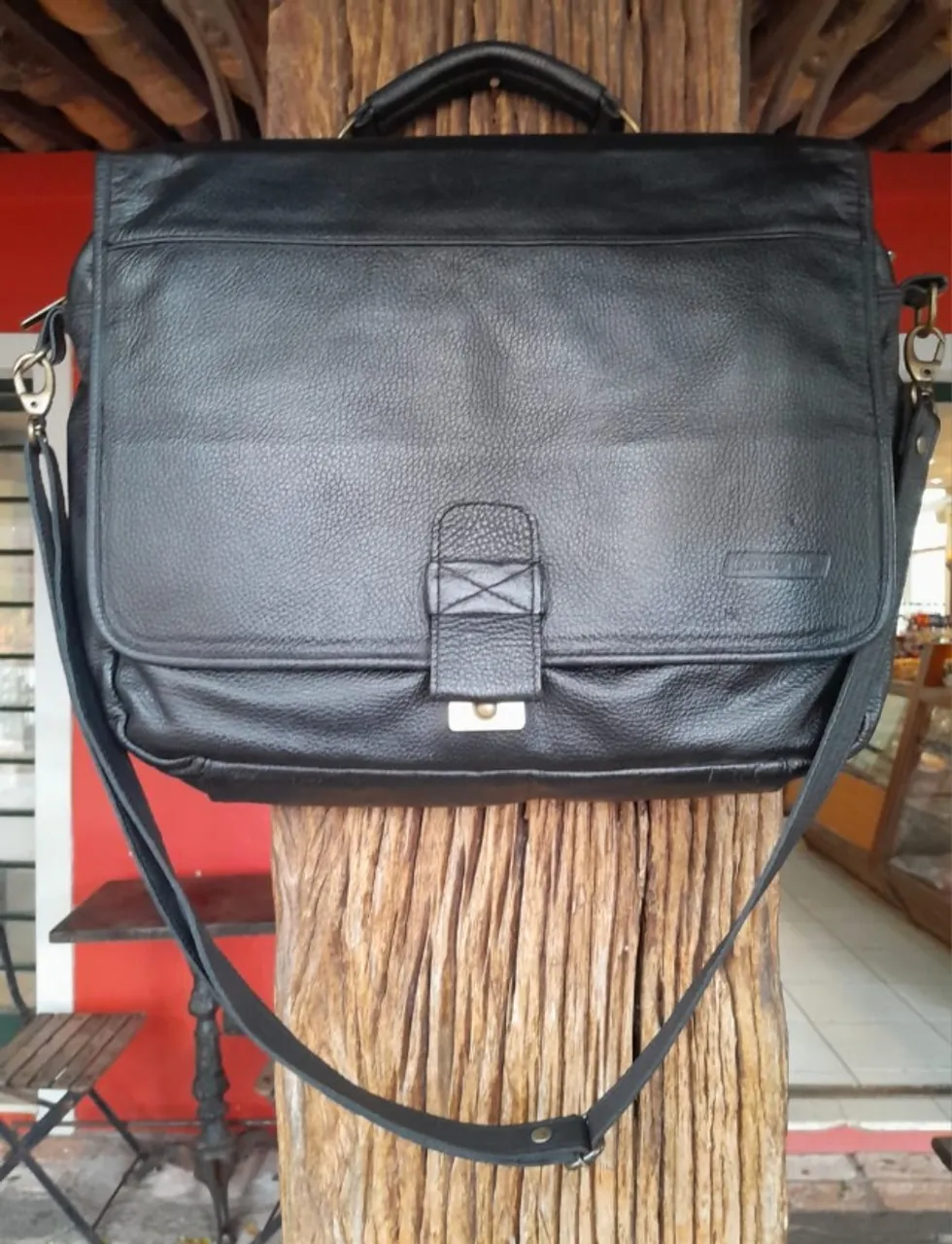 Bolsa messenger, em couro natural, da marca Corupelle.
