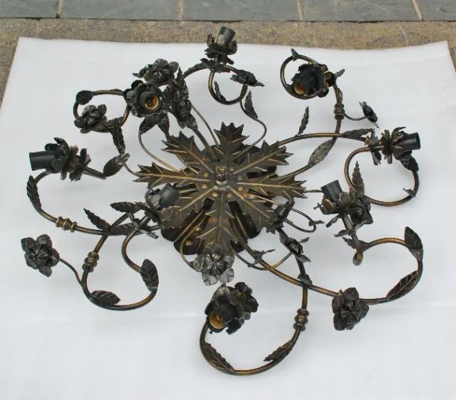 lustre de bronze e metal , 8 bocais , desenho folhas e petalas . - Foto 3