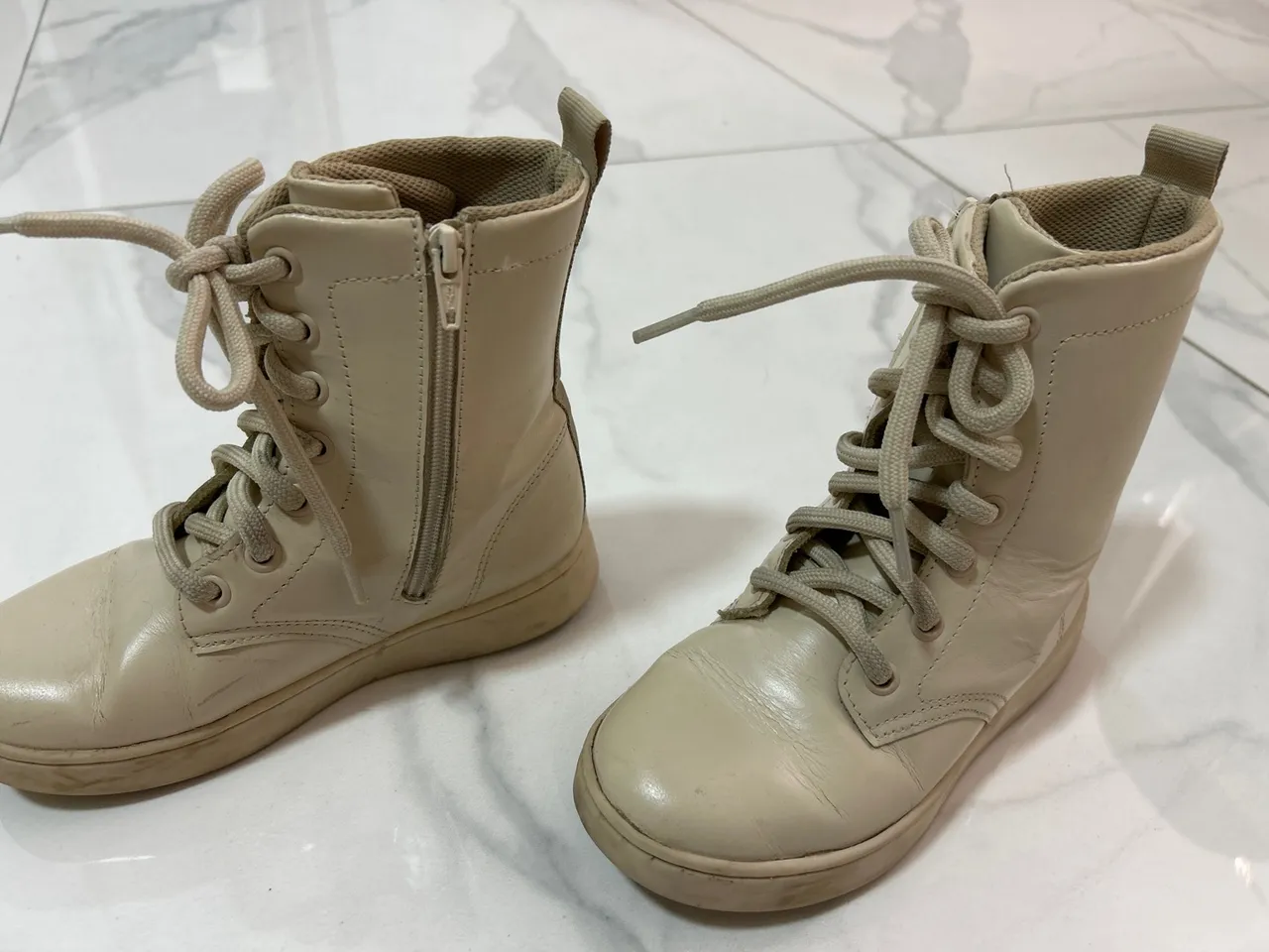 Botas infantis creme com cadarço e zíper. Bota coturno bibi bege
