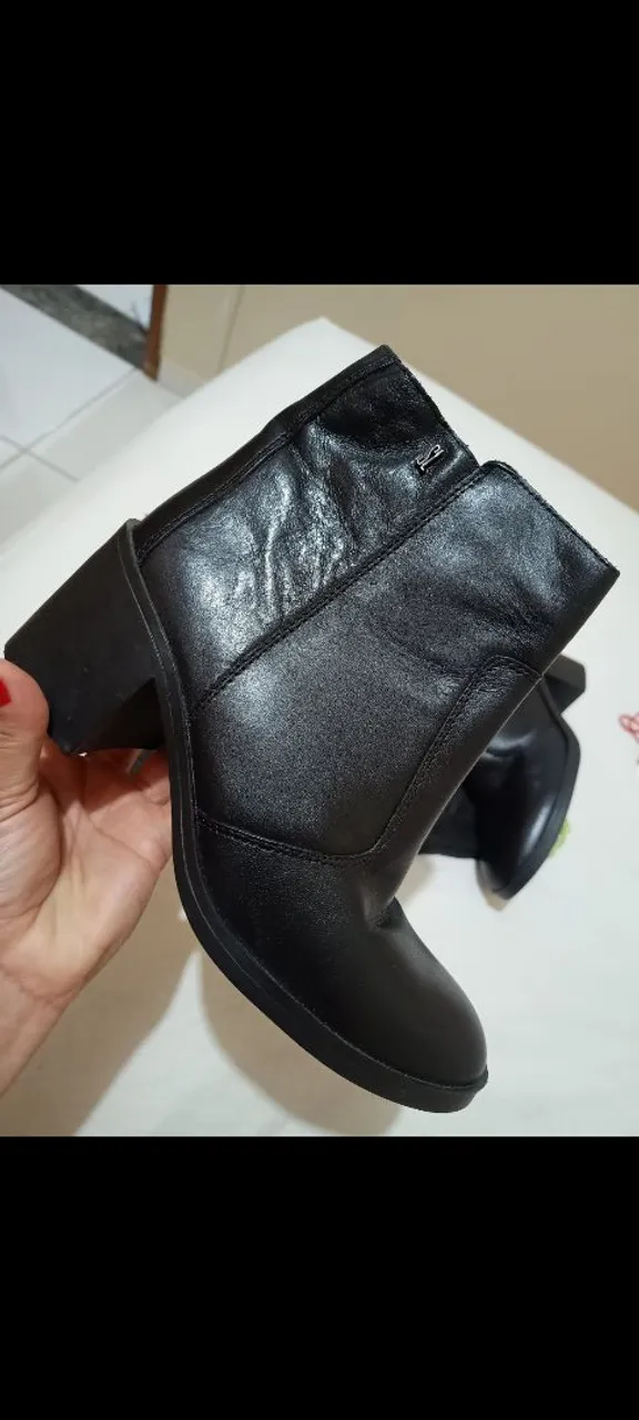 Bota Feminina de Couro Preta Salto Bloco