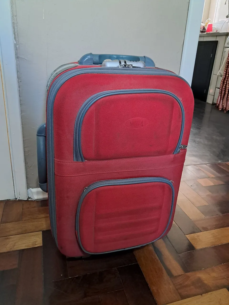 Mala de viagem vermelha (estado médio)