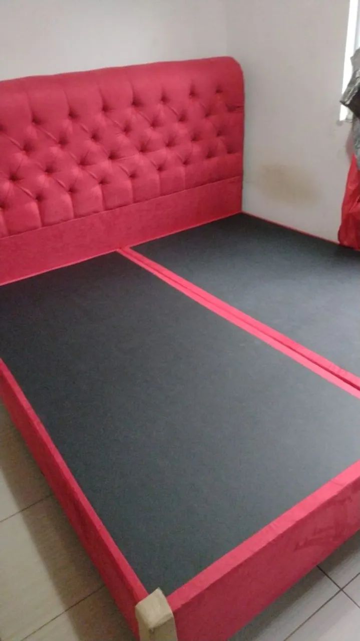Cabeceira curvada tamanho Queen size com a base vermelha