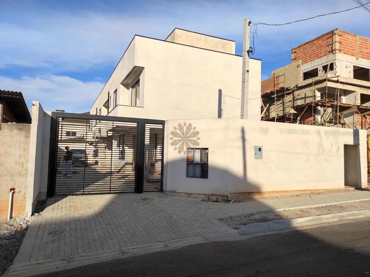Sobrados novos com 3 quartos, sendo os 3 suítes e um quarto com sacada no bairro São Braz!