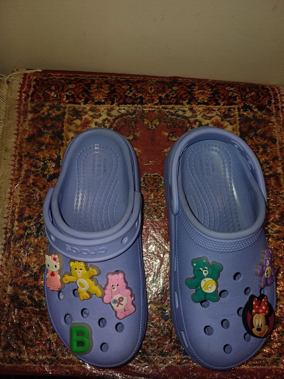 Crocs infantil feminino Lilás com ursinhos carinhoso e a Minie,  tam. J1= 32. - Foto 3