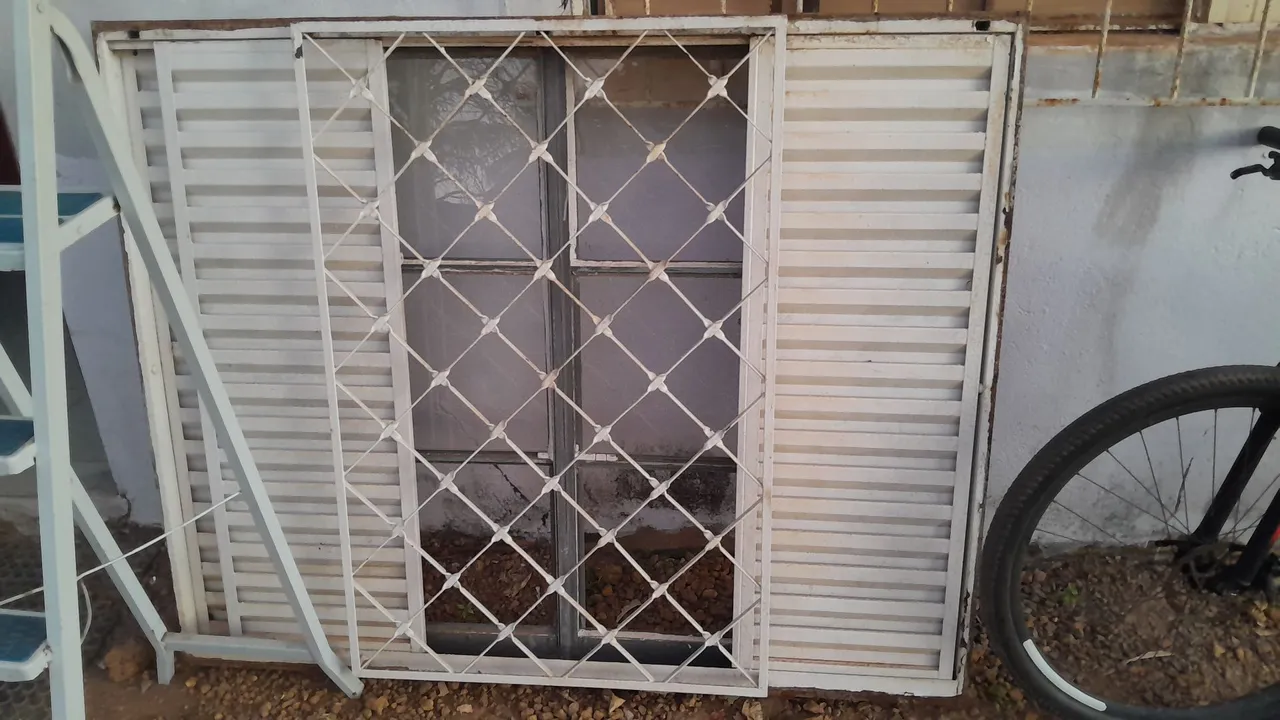 Janela de aço com grade de proteção