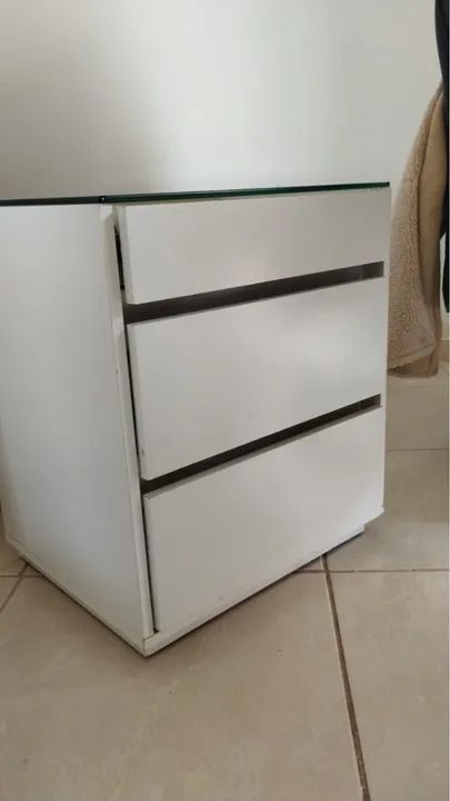 Mesa de cabeceira branca com tampo de vidro - Foto 2