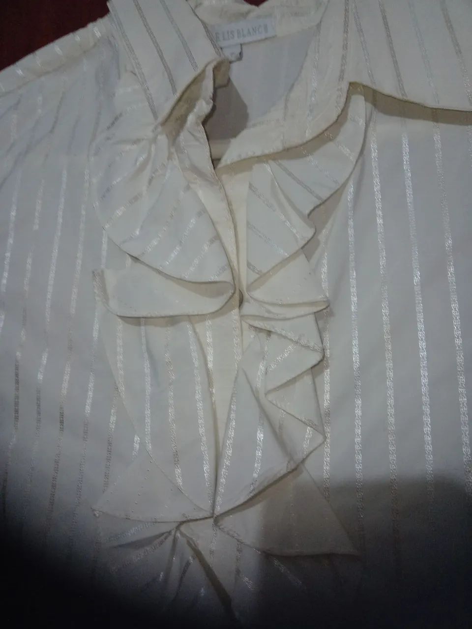 Blusa branca de renda com detalhes em babados - Foto 3