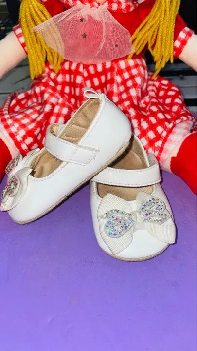50,00as dois Sapatinhos de Bebê com Laço de Strass - Branco e Preto - Foto 3