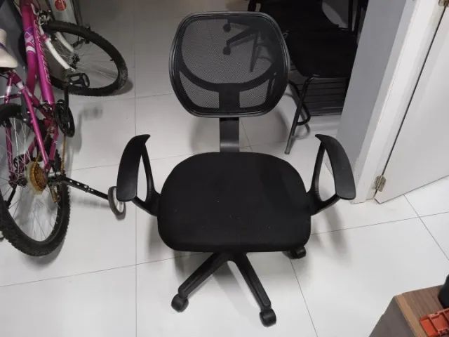 Cadeira de escritório giratória c/ braços e rodas em Plástico / Tecido Preto