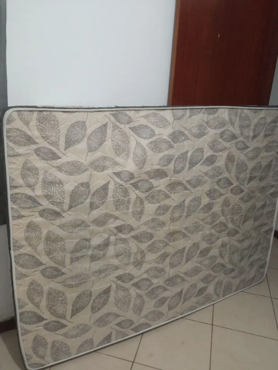 Colchão Casal Confortável com Design de Folhas
