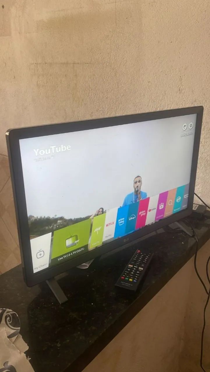 TV LG 24 polegadas, full HD, SMART. Com pés e parafusos inclusos. Nunca usei. 