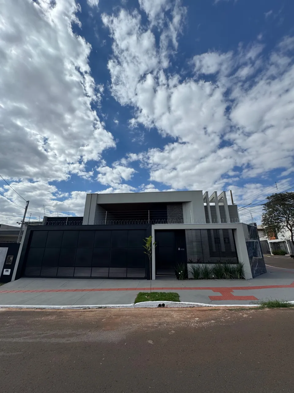 Casa ESPETACULAR e com acabamentos de extremo requinte e sofisticação em uma região tranqu