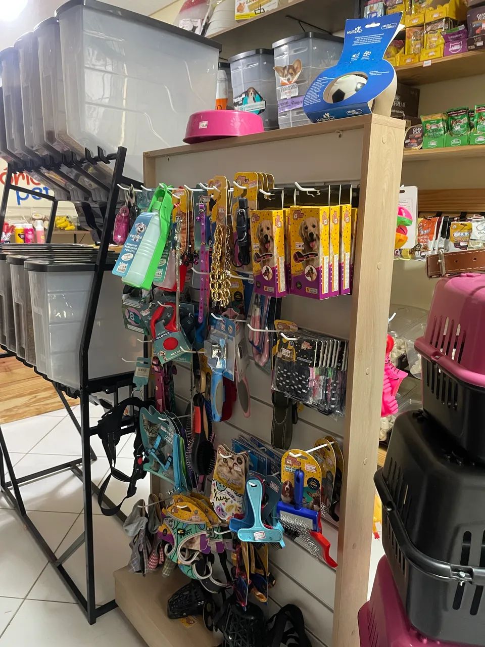 Expositor com rodinhas 64304560089985121